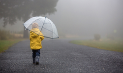 Kind in Regenschutzkleidung