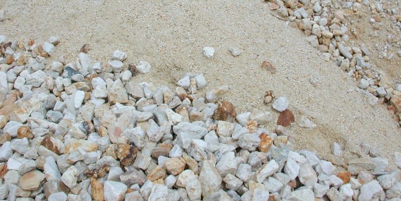 Sande und Kiese unterschiedlichster Korngröße und Kornform. Die Bildbreite entspricht im Vordergrund ca. 25 cm Wie unterscheiden sich Kiese von Sanden?  Sande und Kiese sind in ihrer Rohform Produkte mechanischer und chemischer Verwitterung von Gesteinen. Sie können daher, je nachdem aus welchem Gestein sie hervorgegangen sind, aus ganz unterschiedlichen Mineralen bestehen und unterschiedliche Kornformen und Farben aufweisen.  Sand wird geologisch-gesteinskundlich als ein aus Partikeln zusammengesetztes natürlich gebildetes Lockergestein mit einer Korngröße zwischen 0,063 und 2 mm Durchmesser definiert (Tab. 1). In der industriellen Praxis unterscheidet man dagegen je nach Einsatzgebiet Sande mit den Korngrößen 0-2 mm und 2-4 mm.   