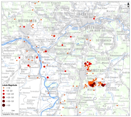 Dargestellt sind die Erdbeben in dem Projektgebiet seit Januar 2012. Gut sind die 320 Ereignisse seit März 2014 südöstlich von Darmstadt nur noch als Punktwolke erkennbar.