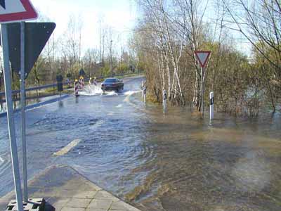 Zwischen Bauschheim und Rüsselsheim; Grundwasserteiche überfluten die Straßenkreuzung