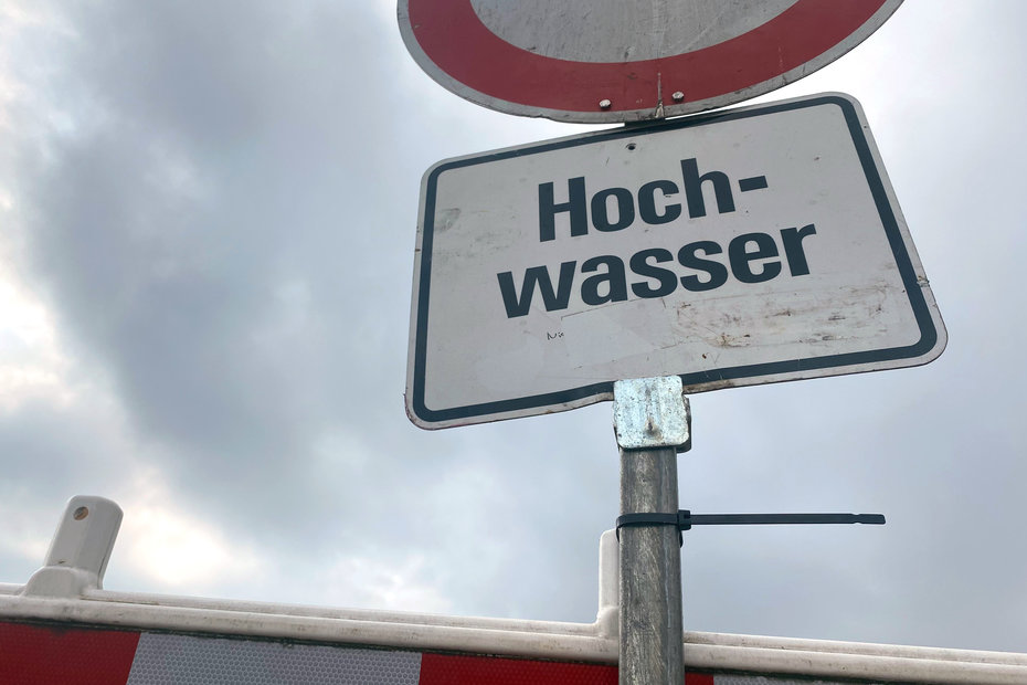 Hochwasser-Schild am Rhein