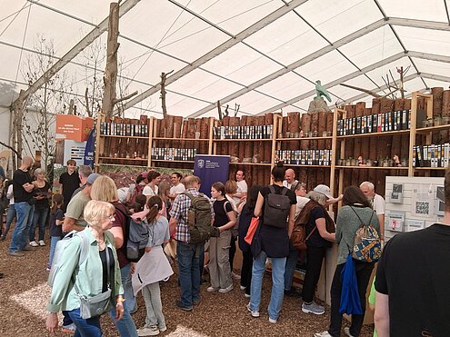 Der Stand des Ministeriums im Dioramazelt