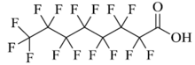 Die Abbildung zeigt die chemische Strukturformel von Perfluoroctansäure. Es handelt sich um eine aliphatische Kette aus acht Kohlenstoffatomen, welche komplett fluoriert sind, an einem Ende hängt der Carbonsäurerest.