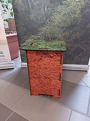 Ein Hocker bedruckt mit dem Bodenprofil Roterde