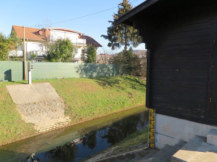 Pegel Büdingen am Seemenbach mit Pegelhaus Pegel Büdingen am Seemenbach mit Pegelhaus