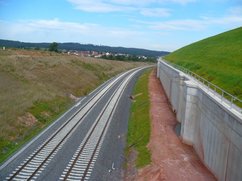 Natursteine sind Grundstoffe für die Bau- und Infrastruktur des Landes , z.B. beim Bahnstreckenbau