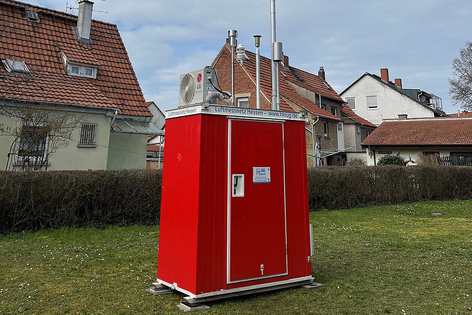 Der Messcontainer des HLNUG bei Inbetriebnahme in Mainz-Hechtsheim