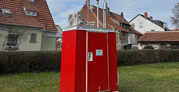 Der Messcontainer des HLNUG bei Inbetriebnahme in Mainz-Hechtsheim