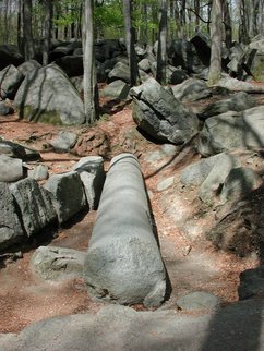 Aus der Römerzeit stammende Säule aus Quarzdiorit am Felsenmeer bei Lautertal im Odenwald