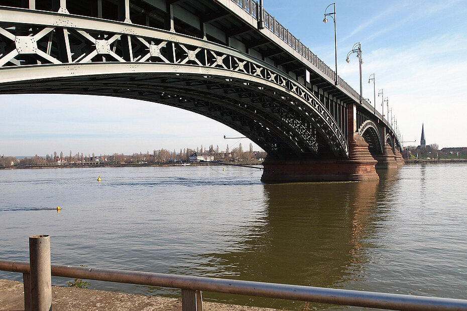 Theodor-Heuss-Brücke nach Wiesbaden mit Messstation