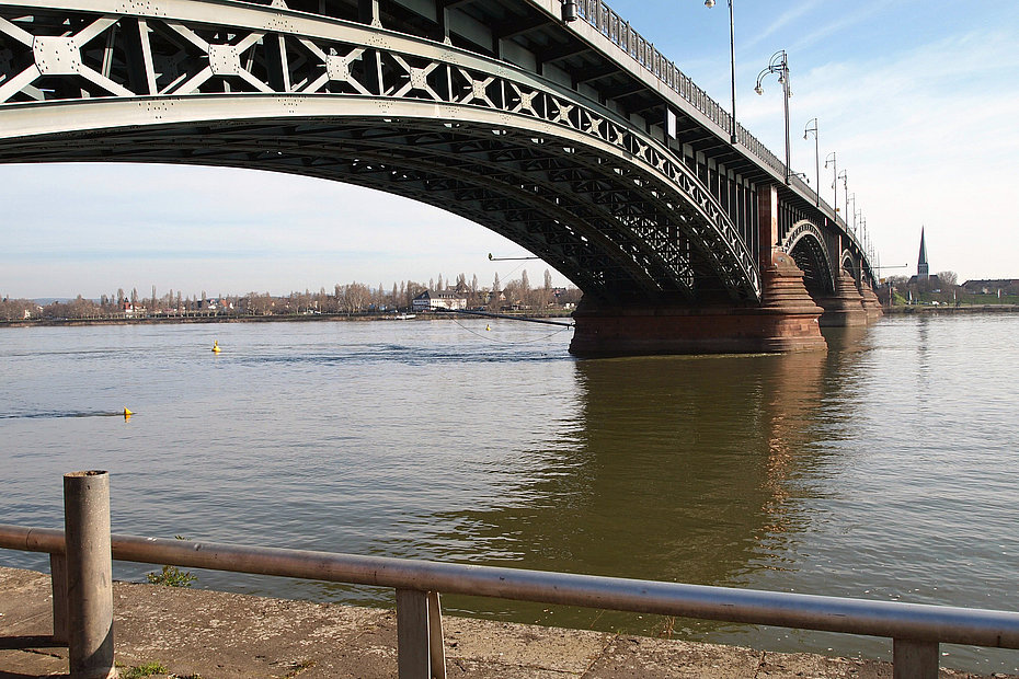 Theodor-Heuss-Brücke nach Wiesbaden mit Messstation