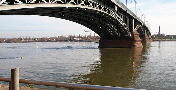 Theodor-Heuss-Brücke nach Wiesbaden mit Messstation