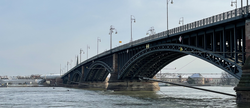 Die Theodor Heuss Brücke bietet über die Brückenpfeiler eine Beprobung des Rheins im Querschnitt.