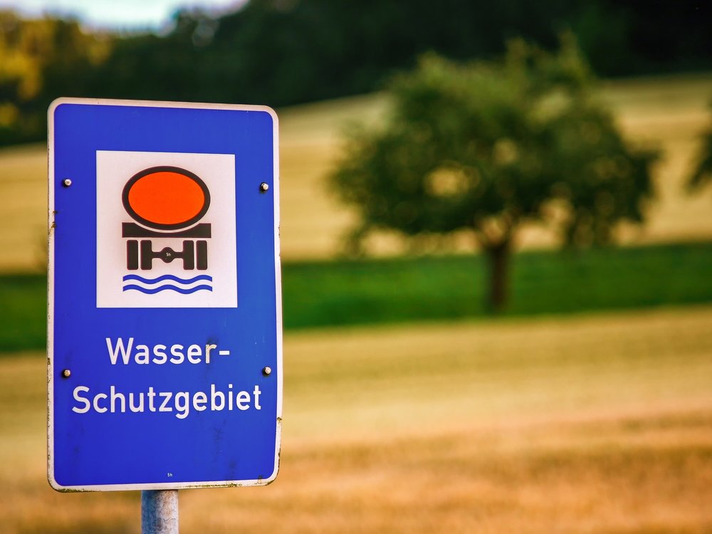 Wasserschutzgebiet mit Schild