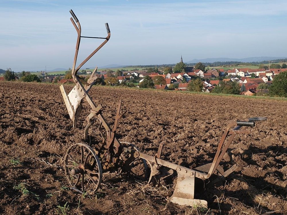 Historischer Pflug auf einem Acker