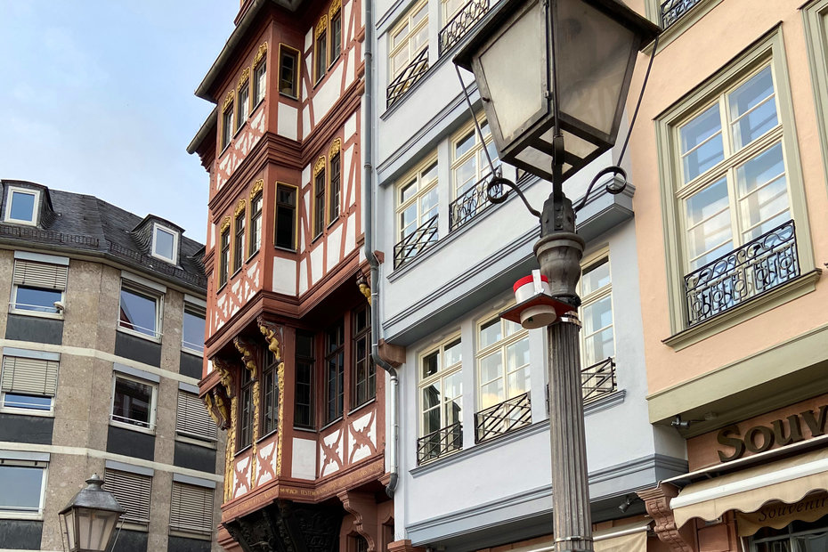 Passivsammeler, der Messwerte erfasst, an einer Straßenlaterne am Römerberg in Frankfurt