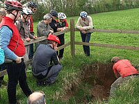 Teilnehmer betrachten ein Bodenprofil