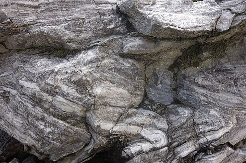 Verfalteter Gipsstein „Gekrösegips“ (Werra-Anhydrit) aus dem Gipssteintagebau Hundelshausen 