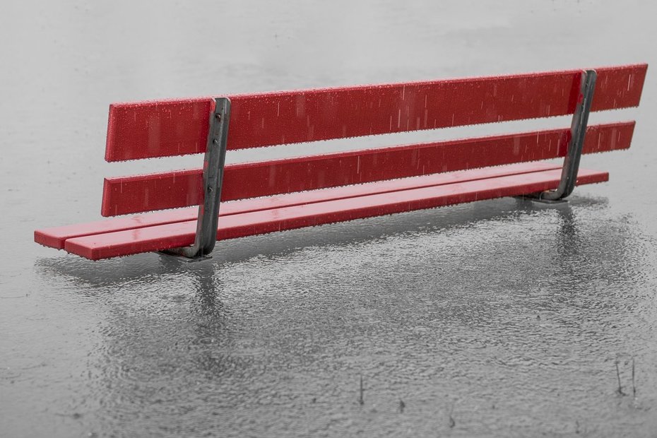 Sitzbank, die im Hochwasser steht