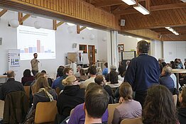 Publikum und Moderator bei der Veranstaltung zum Ameisenbläuling