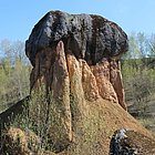 Säulenförmiges Gebilde im Kalksteinbruch Schneelsberg