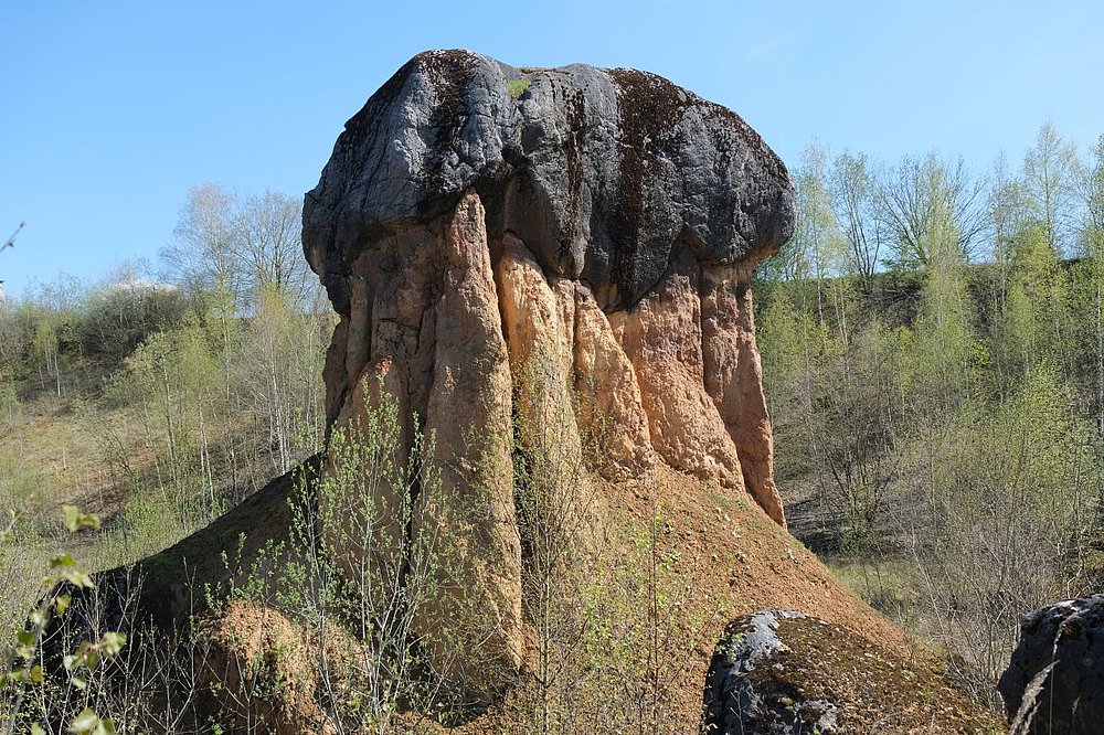 Säulenförmiges Gebilde im Kalksteinbruch Schneelsberg