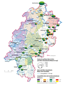 Die Hessenkarte visualisiert Beispiele für das Vorkommen von mineralisierten Wässern mit einem Gesamtlösungsinhalt von mehr als 1000 Milligramm pro Liter und Solen mit einem Natrimchloridgehalt größer 1400 Milligramm pro Liter in den hydrogeologischen Teilräumen. Die Größe der jeweiligen Kreise zeigt die Gesamtmineralisation an. Die Darstellung der Solen erfolgt darüber hinaus als Kreisdiagramm, in denen die einzelnen Hauptan- und Kationen in unterschiedlichen Farben dargestellt werden. Das Vorkommen von Wässern mit einem Lösungsinhalt größer 1000 Milligramm pro Liter verteilt sich auf ganz Hessen. Die höchsten Mineralisationen zeigen sich in Solen in Nordhessen für Bad Karlshafen und in Bad Sooden-Allendorf, in beiden Wassertypen dominieren die Ionen Natrium und Chlorid.