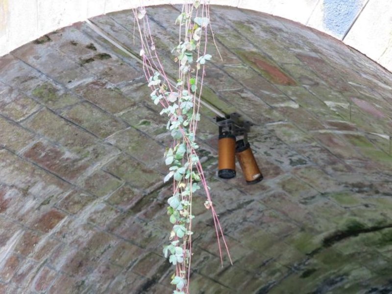 Radarmessgerät unter einer Brücke am Pegel Steinau 2 am Steinaubach