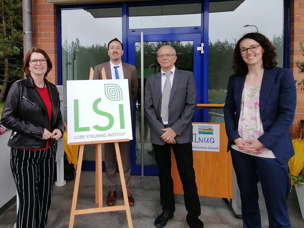 Umweltministerin Priska Hinz, Staatssekretär Oliver Conz, Herr Haneke (Neffe von Lore Steubing) und die Hessische Wissenschaftsministerin Angela Dorn mit dem Logo des LSI LSI2.jpg