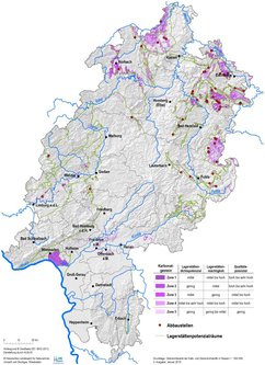 Übersichtskarte der Kalk- und Zementrohstoffe. Die in Hessen auftretenden Karbonatgesteine werden Zonen unterschiedlicher Lagerstättenpotenziale, -mächtigkeiten und Qualitätspotenziale zugeordnet. Dargestellt sind darüber hinaus aktuelle Abbaustellen und für Karbonatgesteine wichtige, nicht weiter benannte geologische Strukturräume (Lagerstättenprovinzen)