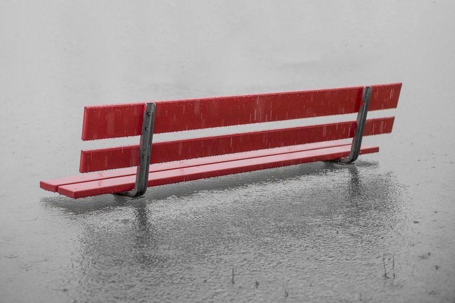Bank im Hochwasser