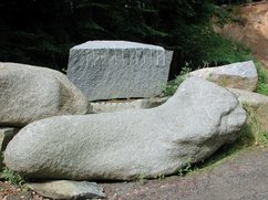 Aus durch Verwitterung freigelegten „Findlingen“ wird Naturwerkstein bei Niederbeerbach im Odenwald