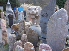 Produkte aus Naturwerkstein. Im Vordergrund der aus dem Odenwald stammende rotbräunlich geflammte „Odenwald-Quarz“ 