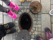 Mädchen entdecken Thermalquellen in Wiesbaden