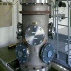 Ein Teil der Emissions-Simulations-Anlage: Senkrechtes Stahlrohr mit 40 cm Durchmesser und verschiedenen Öffnungen für Probenahmen.