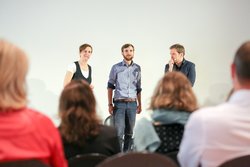 Improvisationstheater Für Garderobe keine Haftung bei der 10-Jahre-FZK-Feier