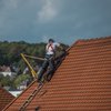 Handwerker auf dem Dach