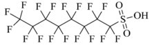 Die Abbildung zeigt die chemische Strukturformel von Perfluoroctansulfonsäure. Es handelt sich um eine aliphatische Kette aus acht Kohlenstoffatomen, welche komplett fluoriert sind, an einem Ende hängt der Sulfonsäurerest.