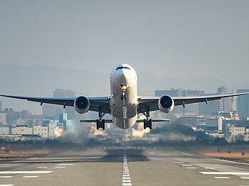 startendes Flugzeug