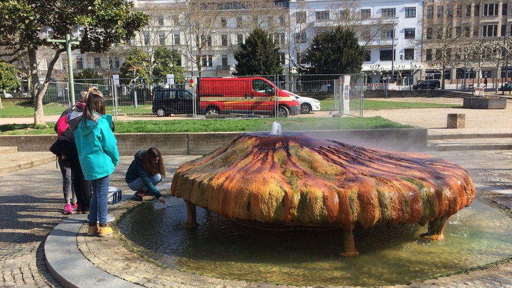 Schülerinnen entdecken den Kochbrunnen in Wiesbaden.