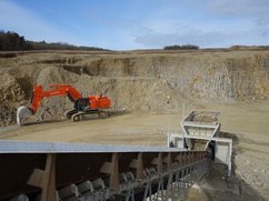 Kalksteinabbau zur Produktion von gebrochenem Naturstein als Kalkschotter im Raum Hofgeismar 