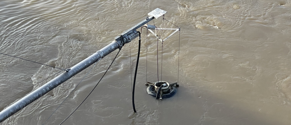 Tauchpumpen, befestigt über Ausleger an den Brückenpfeilern, pumpen kontinuierlich Rheinwasser zu den Messgeräten in der Station. Tauchpumpen, befestigt über Ausleger an den Brückenpfeilern, pumpen kontinuierlich Rheinwasser zu den Messgeräten in der Station.