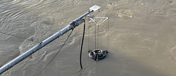 Tauchpumpen, befestigt über Ausleger an den Brückenpfeilern, pumpen kontinuierlich Rheinwasser zu den Messgeräten in der Station.