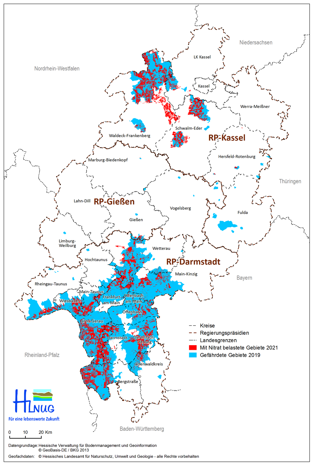 Karte der mit Nitrat belasteten Gebiete in Hessen als rote Teilflächen. Die belasteten Gebiete von 2019 sind dahinter als blaue Teilflächen zu sehen.