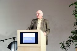 Prof. Schönwiese gratuliert dem Fachzentrum