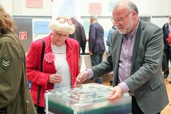 Heike Hollerbach (Stadt Offenbach) und Eugen Thielen (HLNUG) am Stadtklimamodell Wiesbaden Mainz