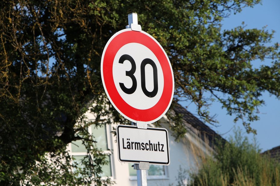 Verkehrsschild mit Tempolimit für den Lärmschutz