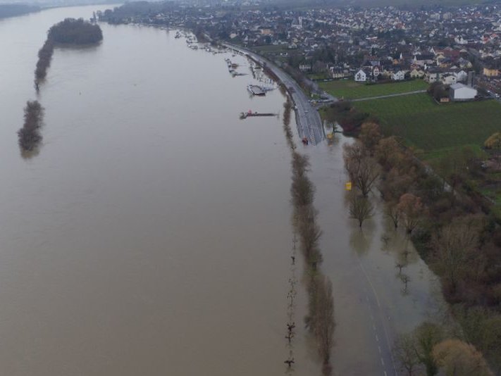 Überschwemmung in Wiesbaden-Schierstein durch das Rheinhochwasser im Januar 2018 Überschwemmung in Wiesbaden-Schierstein durch das Rheinhochwasser im Januar 2018