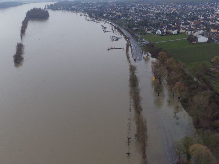 Überschwemmung der Mittelheimer Bucht mit der B42 bei Oestrich-Winkel durch das Rheinhochwasser im Januar 2018