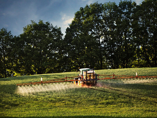 Ein Traktor bringt Pflanzenschutzmittel aus